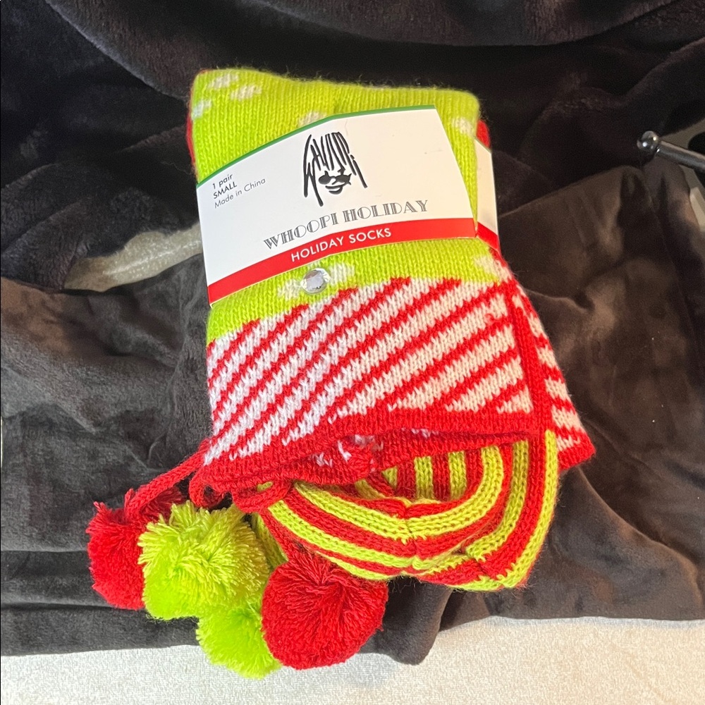 Whoopi Holiday Christmas Holiday Socks size small New 
In the snow globe Acrylic